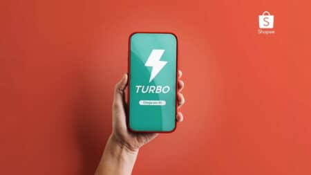 Shopee Turbo: entrega rápida em até 4 horas Celular em mão exibindo o app Shopee Turbo, serviço de entrega rápida para pedidos.