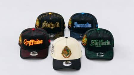 New Era: coleção de bonés inspirada em Harry Potter Cinco bonés da coleção New Era inspirada em Harry Potter, com bordados de Gryffindor, Slytherin, Ravenclaw, Hufflepuff e Hogwarts